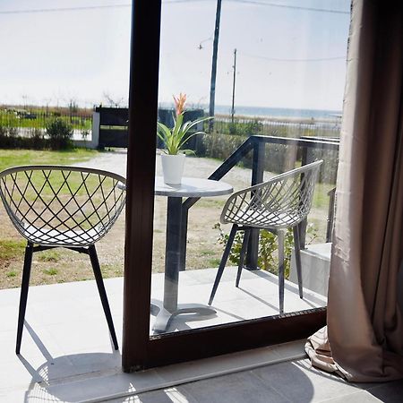 Room Nine 9 Beachfront Apartments Nea Kallikrateia Bagian luar foto