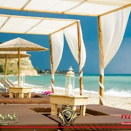 Room Nine 9 Beachfront Apartments Nea Kallikrateia Bagian luar foto