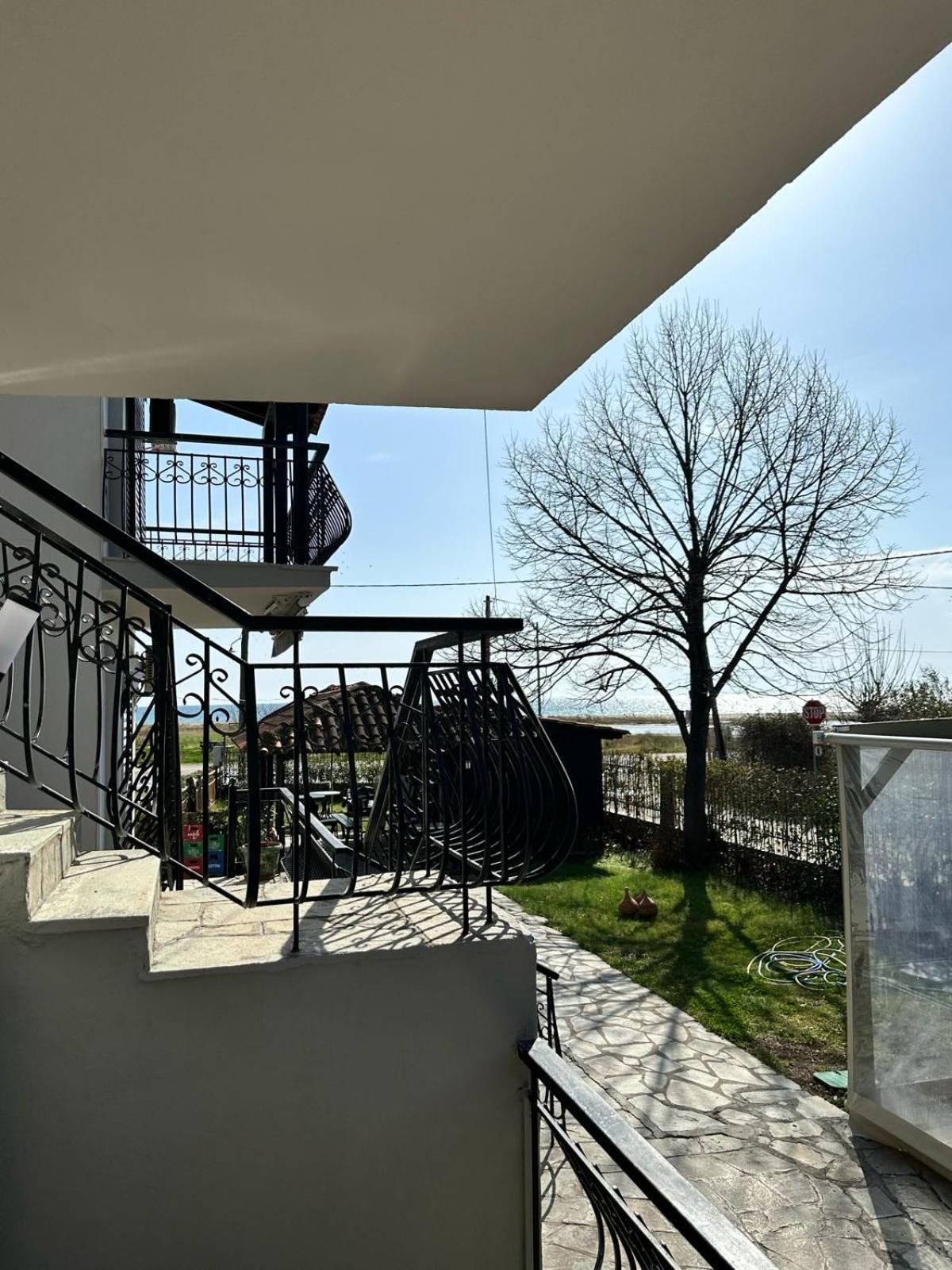 Room Nine 9 Beachfront Apartments Nea Kallikrateia Bagian luar foto
