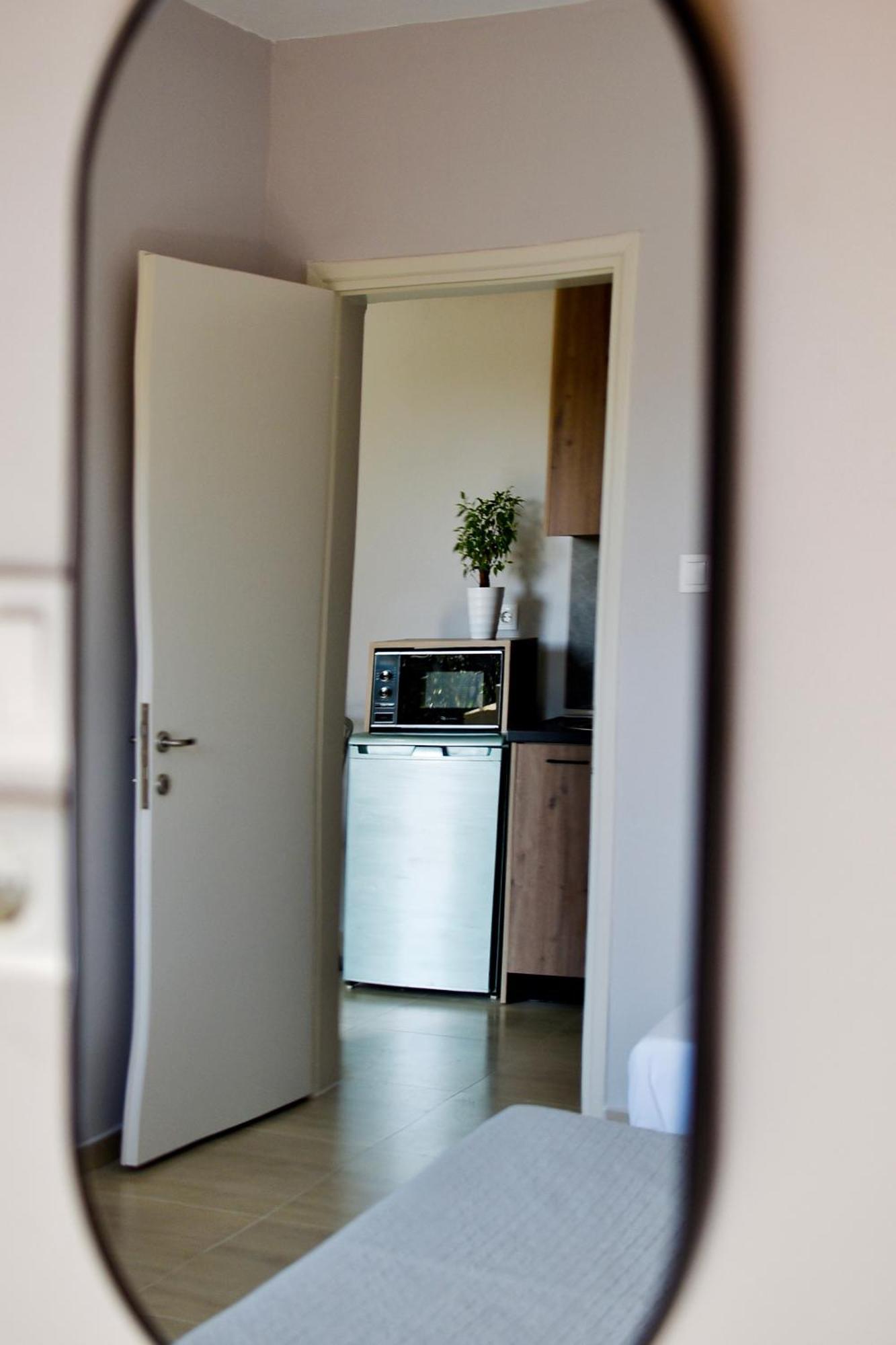 Room Nine 9 Beachfront Apartments Nea Kallikrateia Bagian luar foto