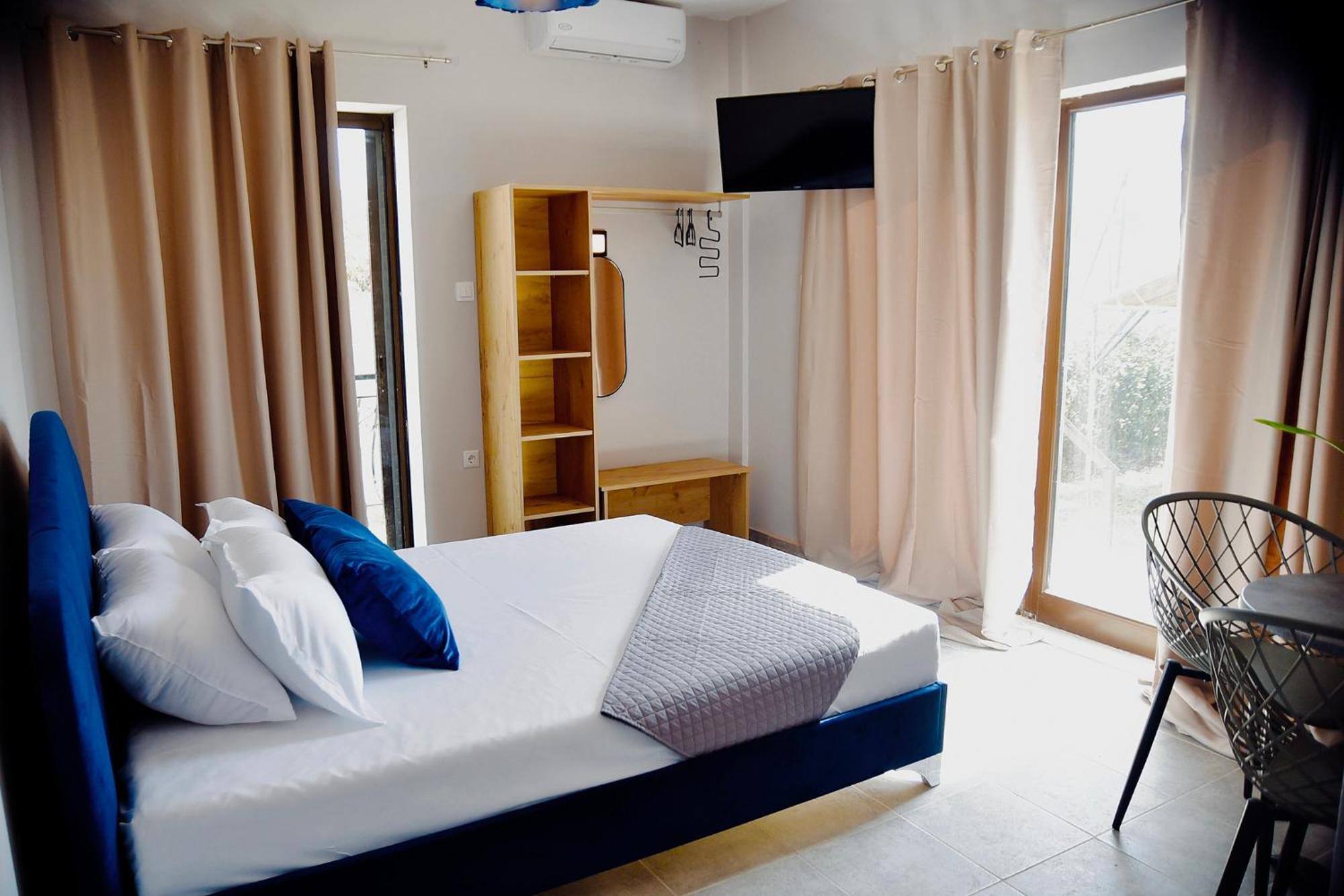 Room Nine 9 Beachfront Apartments Nea Kallikrateia Bagian luar foto