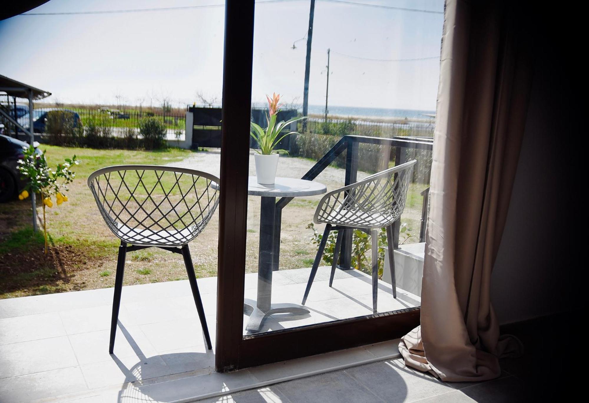 Room Nine 9 Beachfront Apartments Nea Kallikrateia Bagian luar foto
