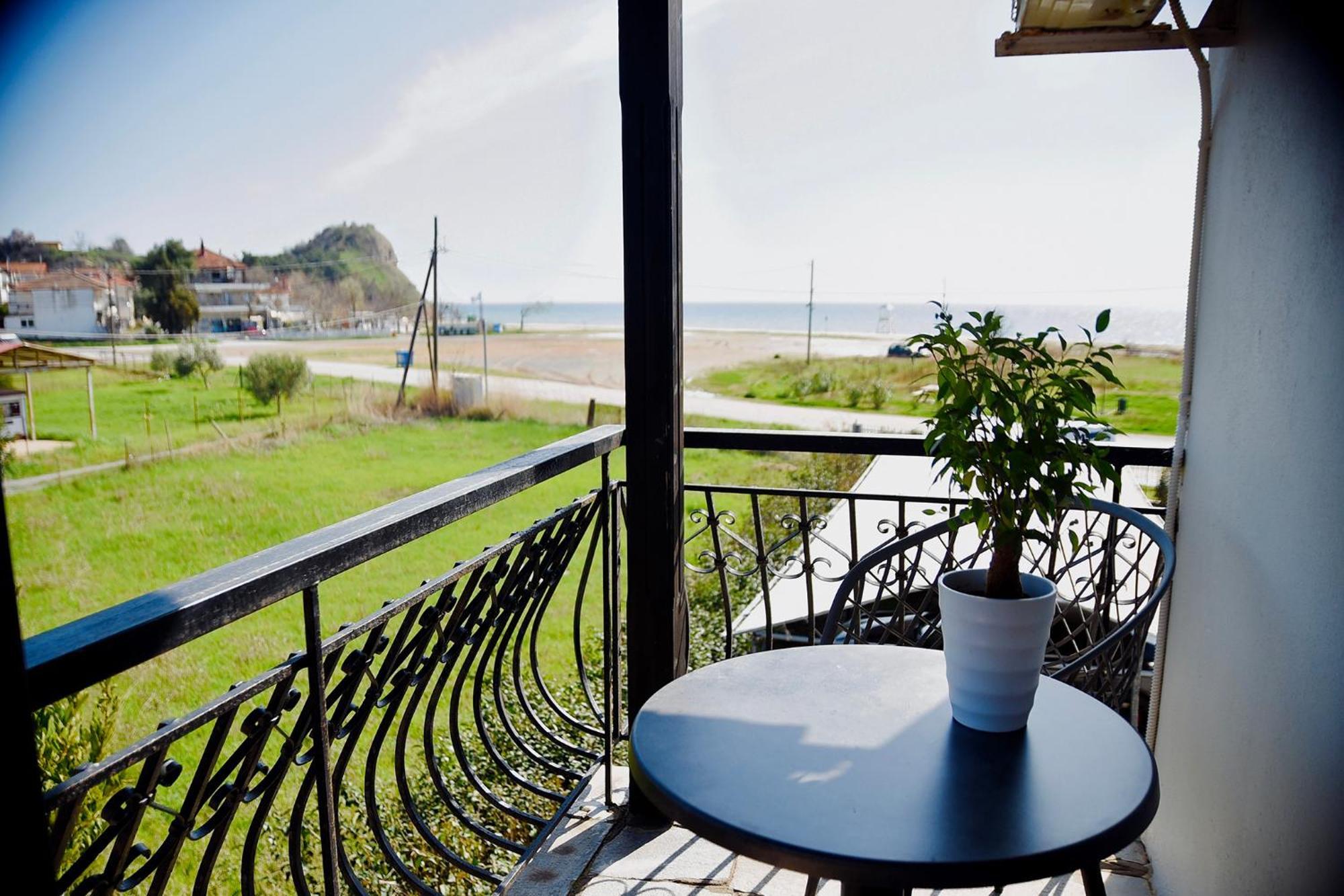 Room Nine 9 Beachfront Apartments Nea Kallikrateia Bagian luar foto