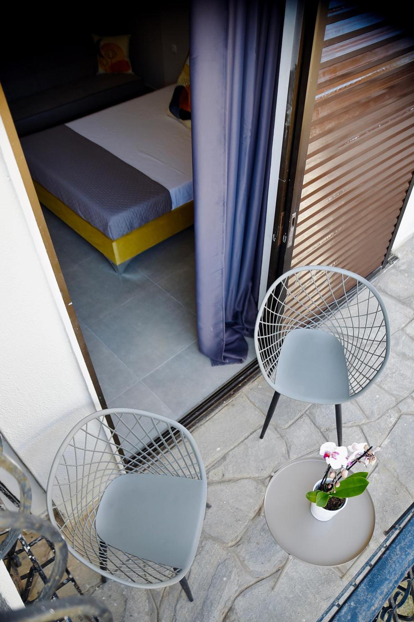 Room Nine 9 Beachfront Apartments Nea Kallikrateia Bagian luar foto
