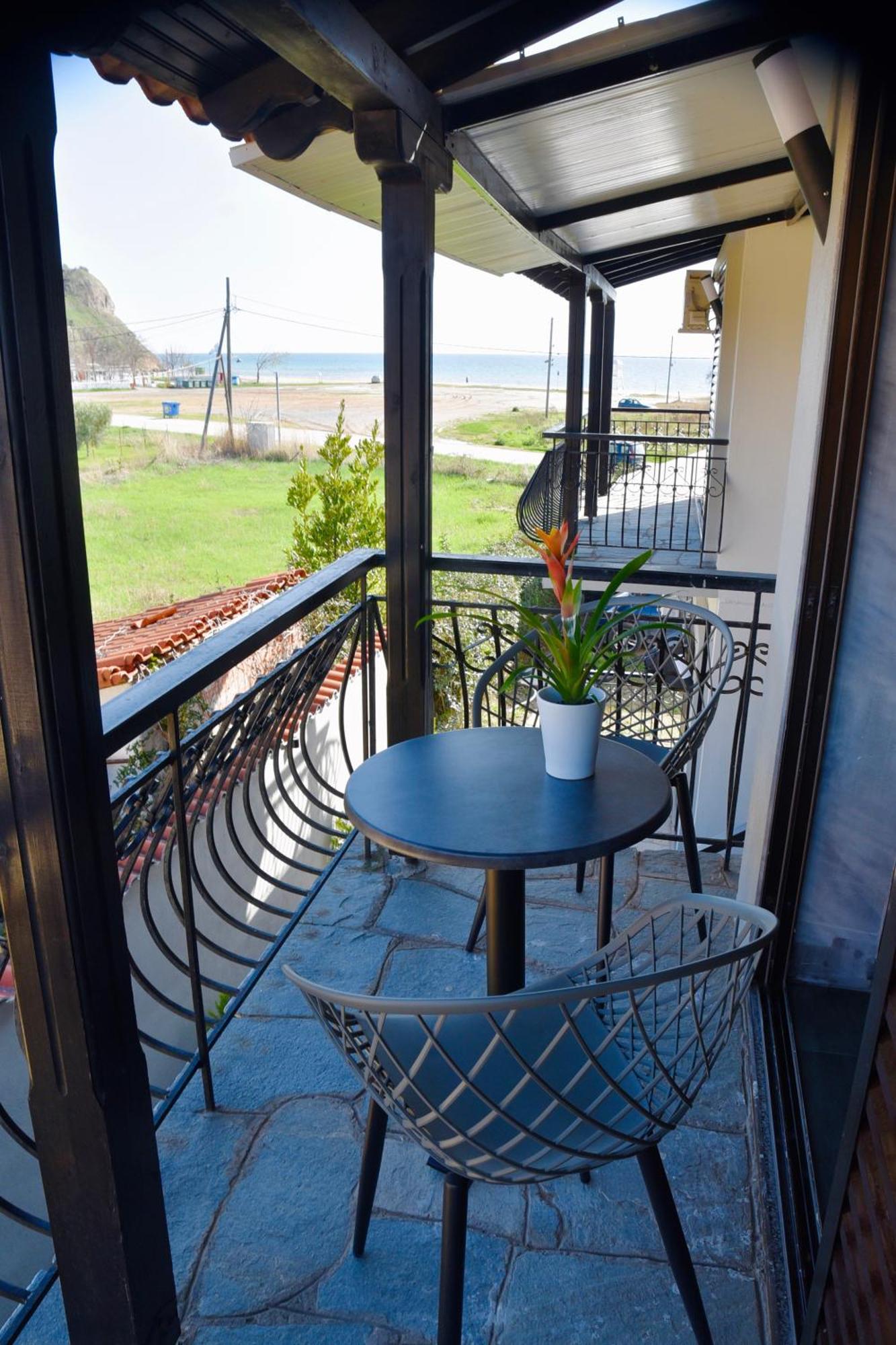 Room Nine 9 Beachfront Apartments Nea Kallikrateia Bagian luar foto
