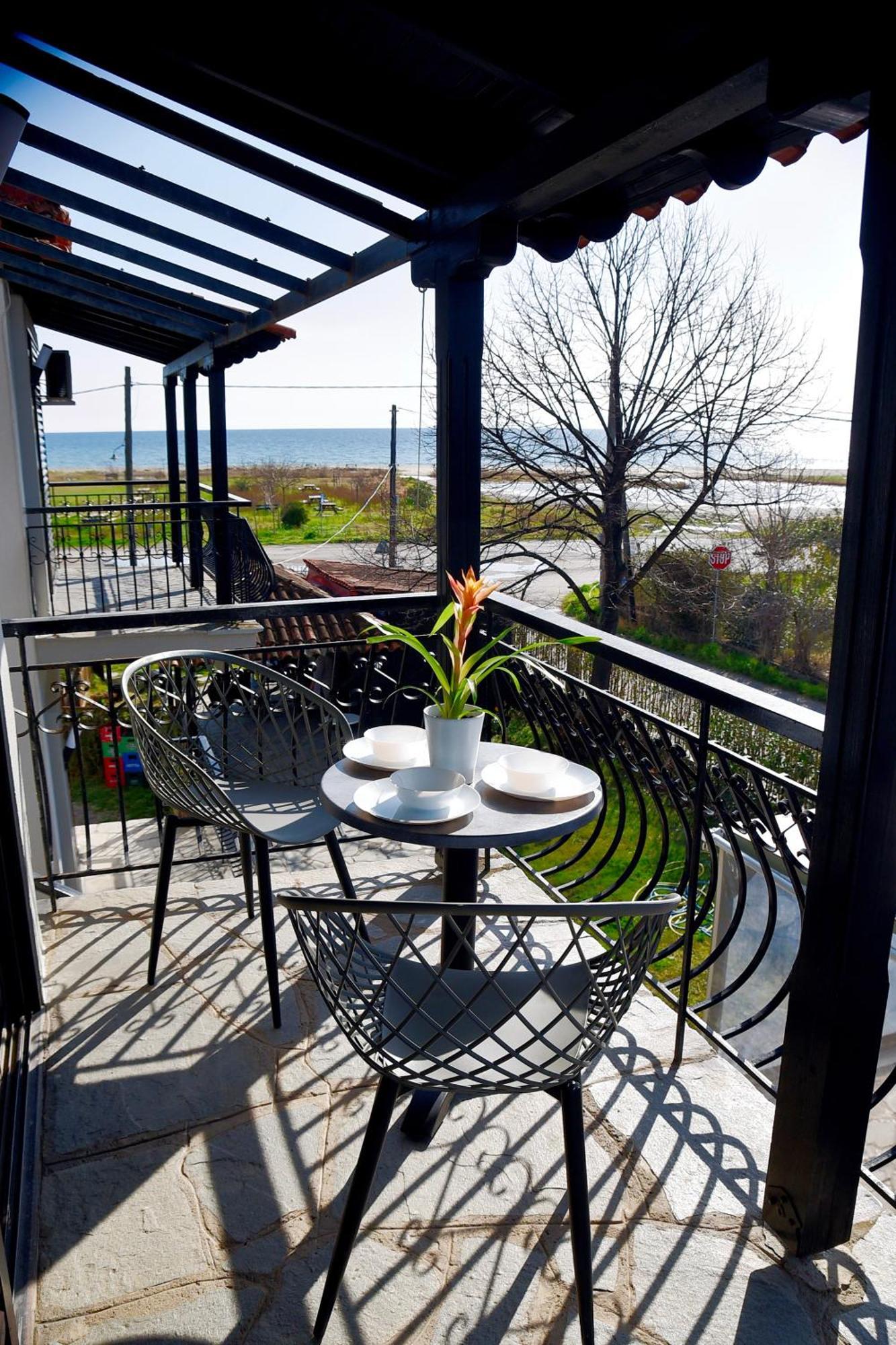 Room Nine 9 Beachfront Apartments Nea Kallikrateia Bagian luar foto