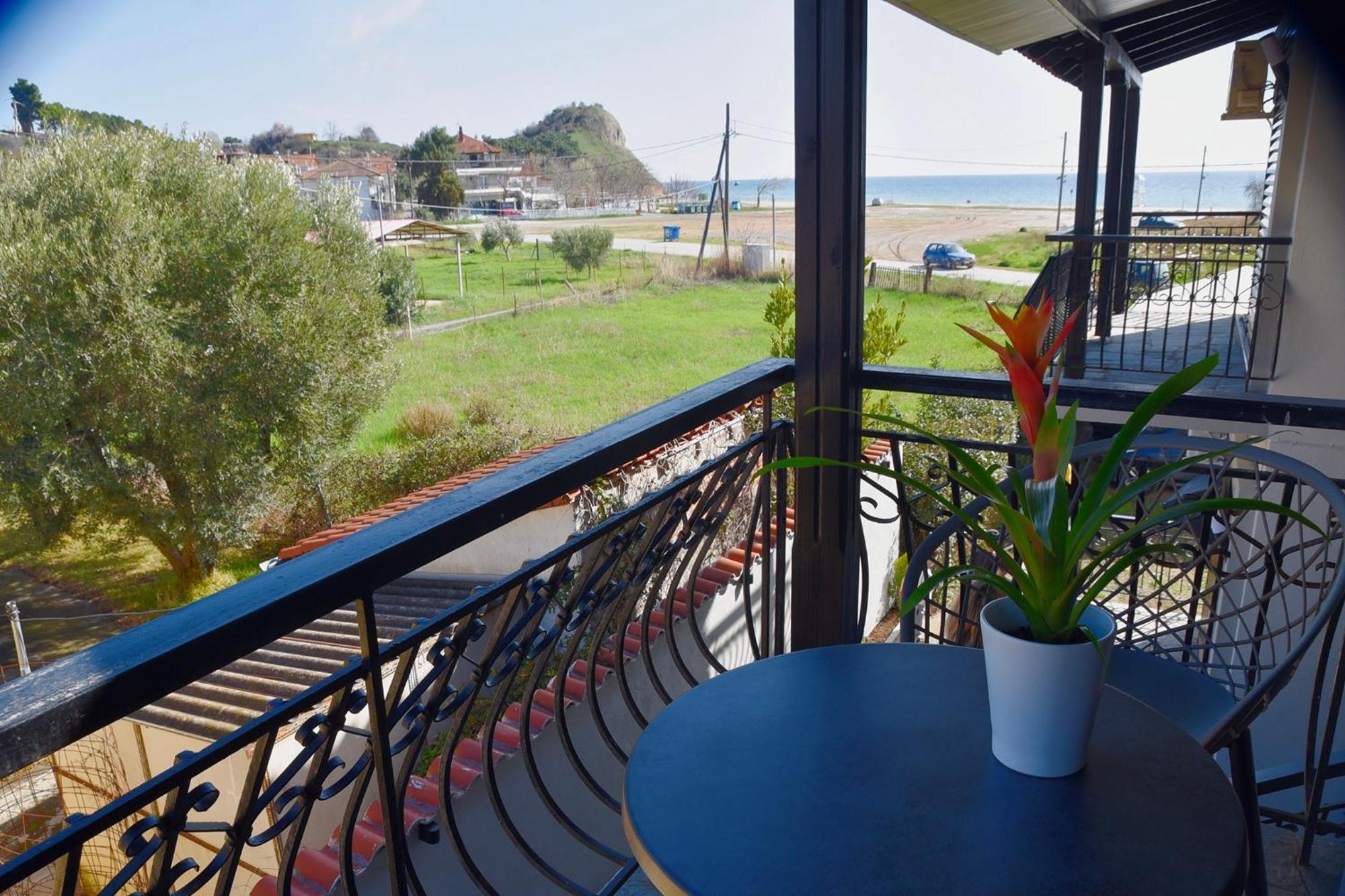Room Nine 9 Beachfront Apartments Nea Kallikrateia Bagian luar foto