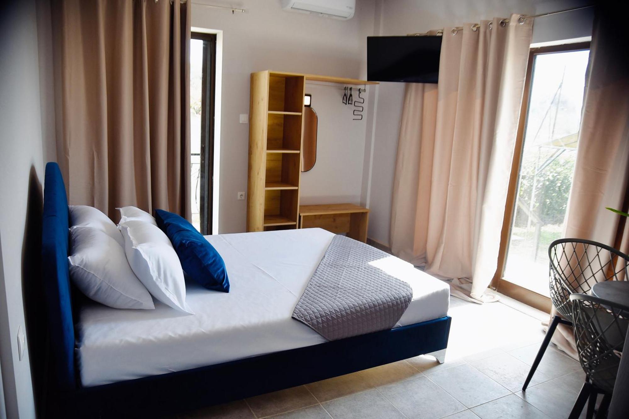 Room Nine 9 Beachfront Apartments Nea Kallikrateia Bagian luar foto