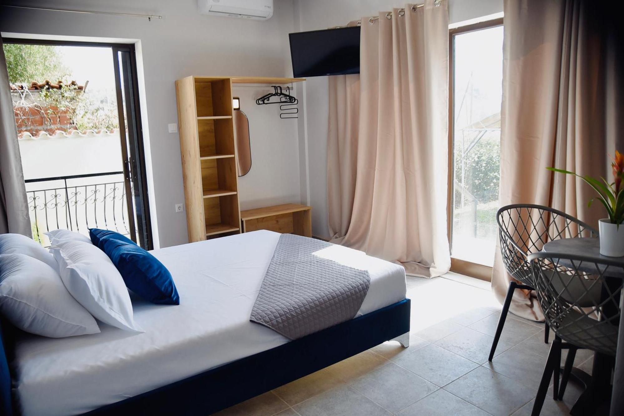Room Nine 9 Beachfront Apartments Nea Kallikrateia Bagian luar foto