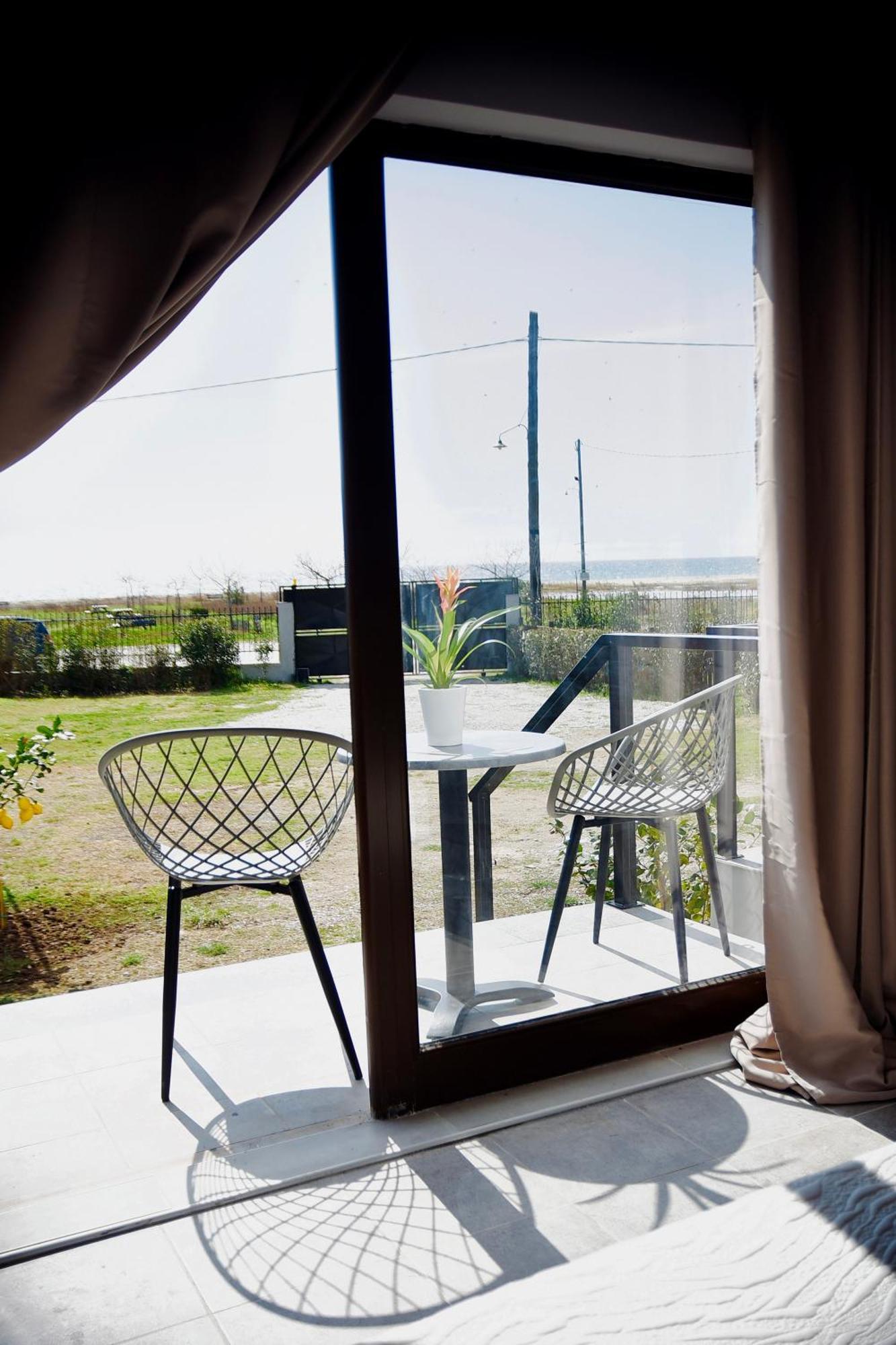 Room Nine 9 Beachfront Apartments Nea Kallikrateia Bagian luar foto