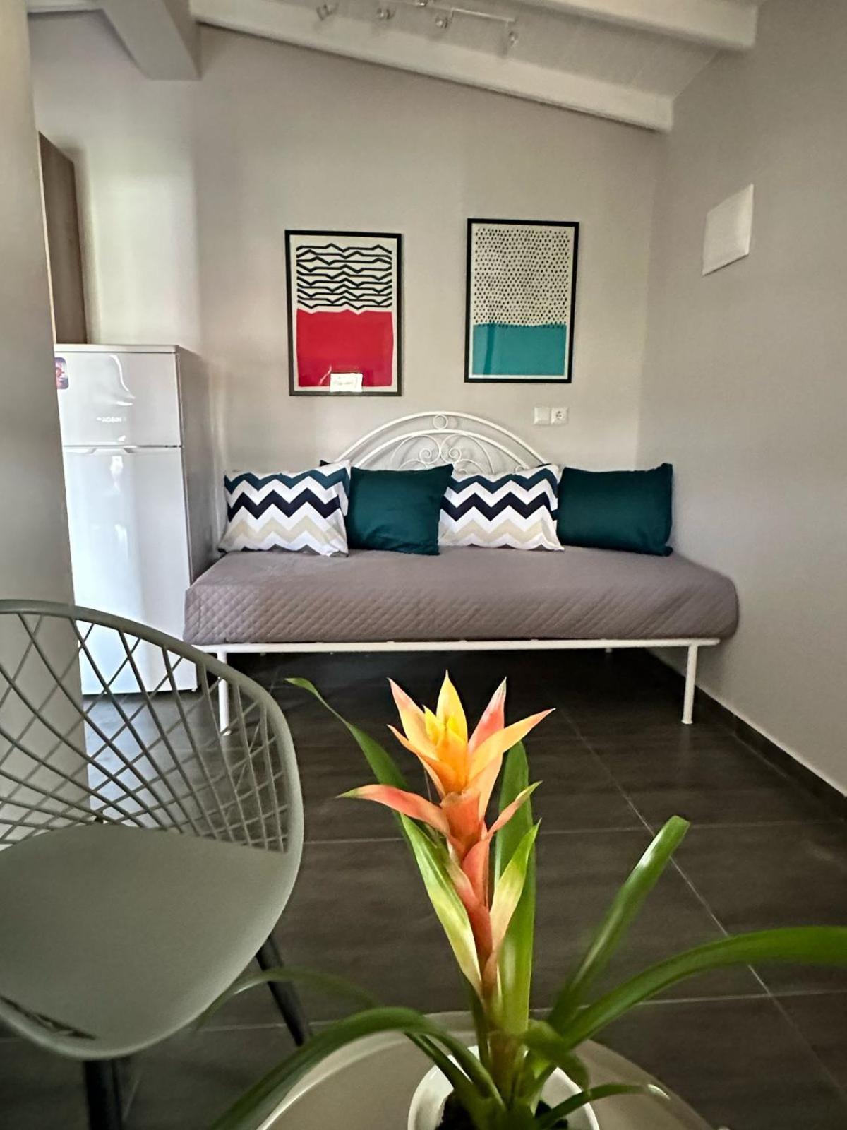 Room Nine 9 Beachfront Apartments Nea Kallikrateia Bagian luar foto