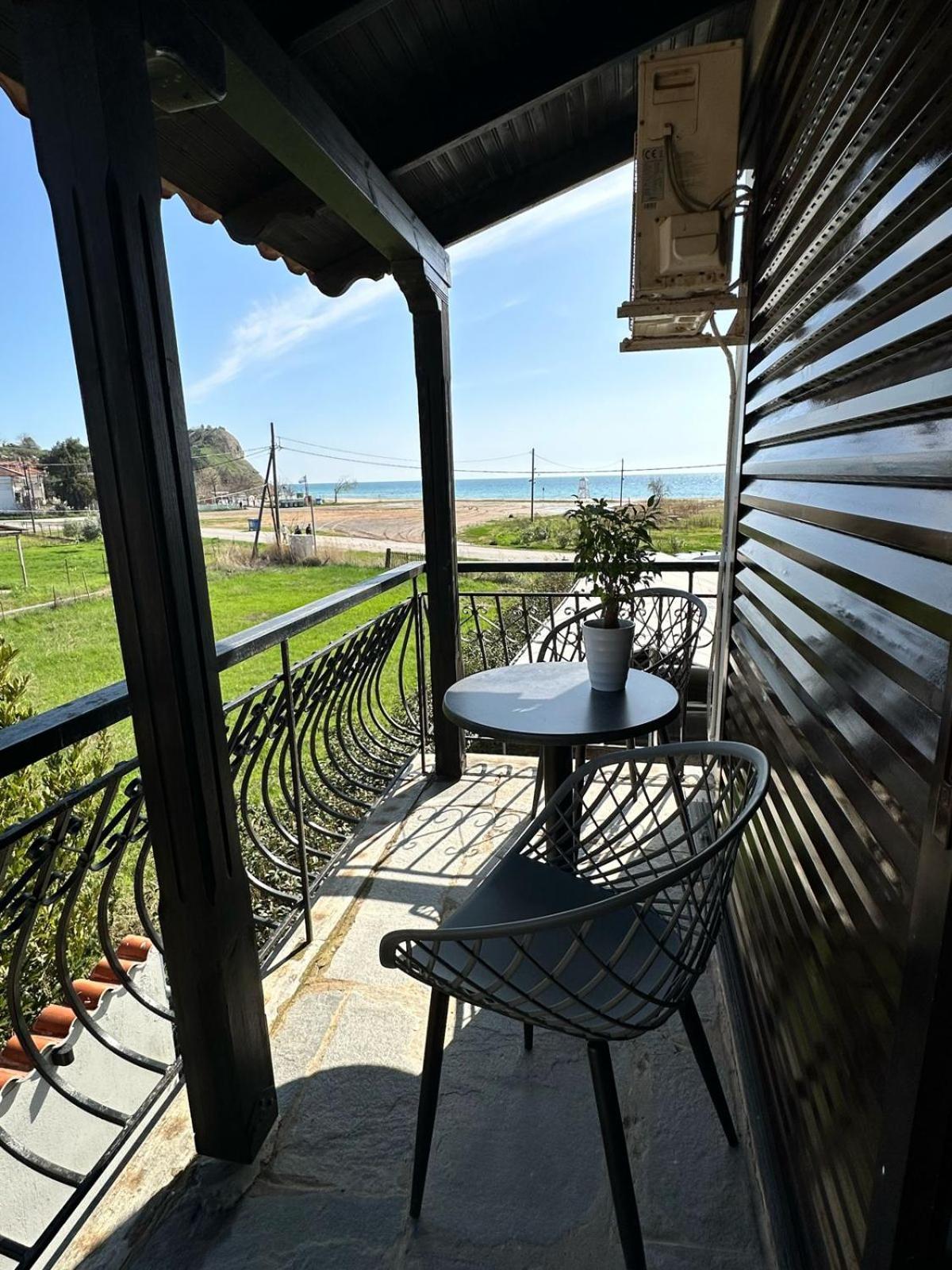 Room Nine 9 Beachfront Apartments Nea Kallikrateia Bagian luar foto