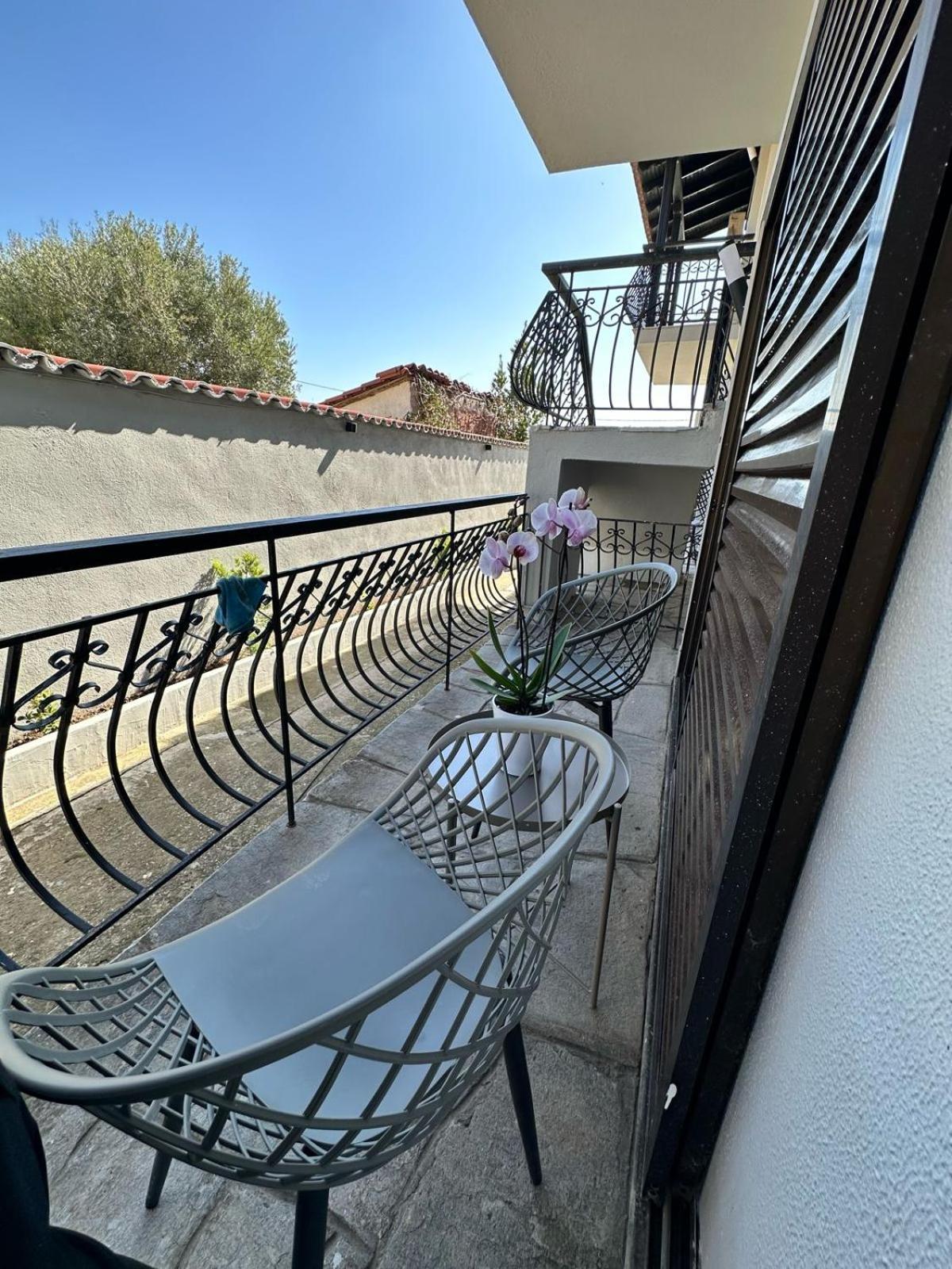 Room Nine 9 Beachfront Apartments Nea Kallikrateia Bagian luar foto