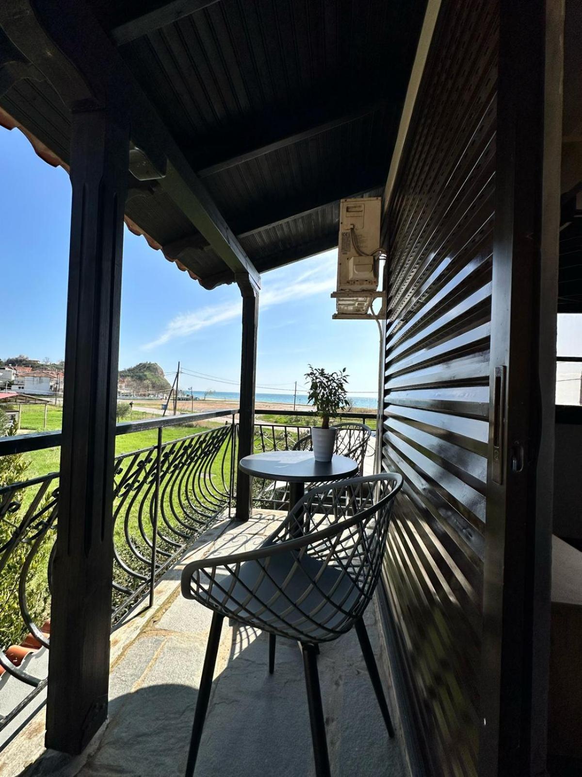 Room Nine 9 Beachfront Apartments Nea Kallikrateia Bagian luar foto