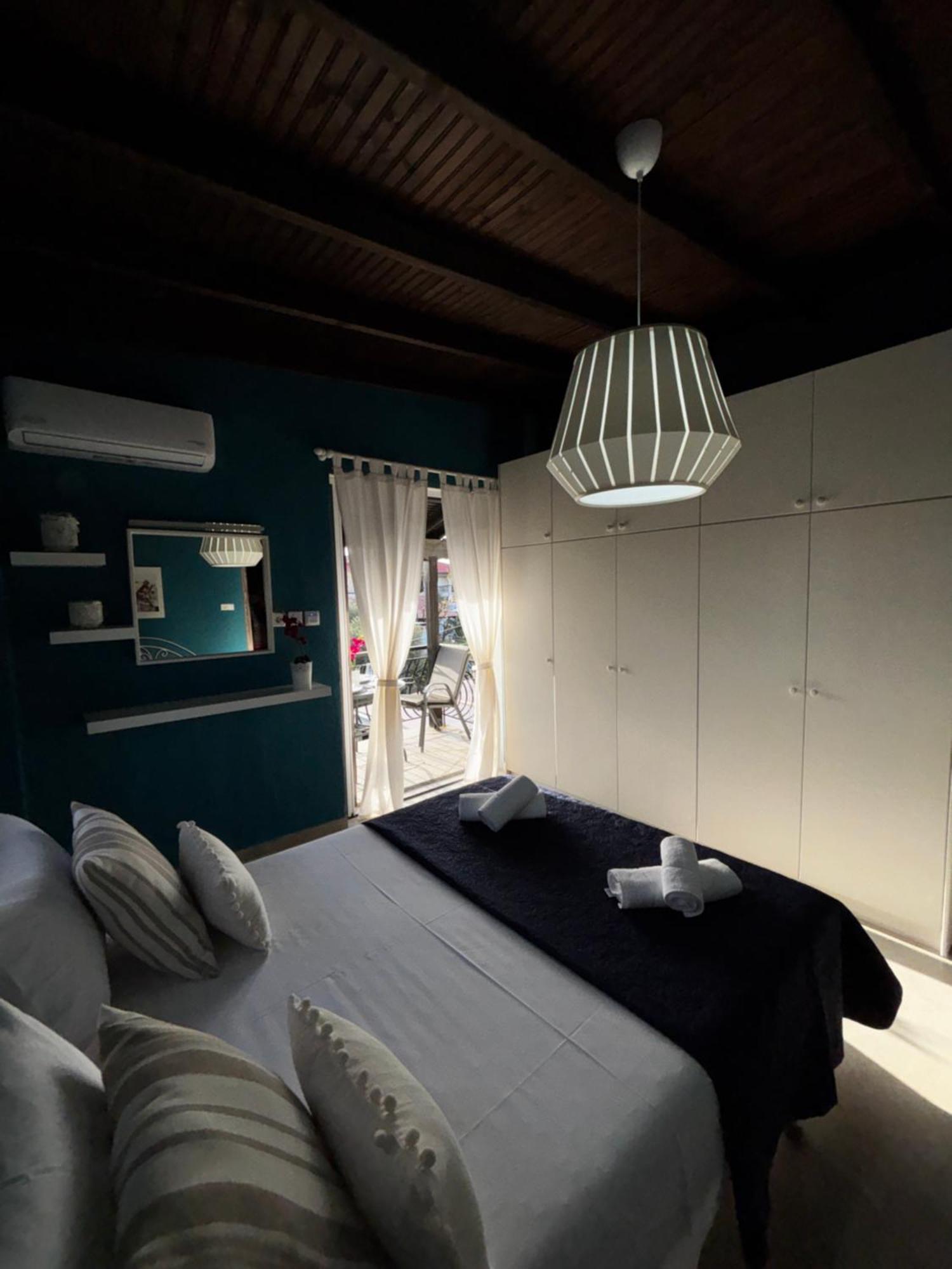 Room Nine 9 Beachfront Apartments Nea Kallikrateia Bagian luar foto